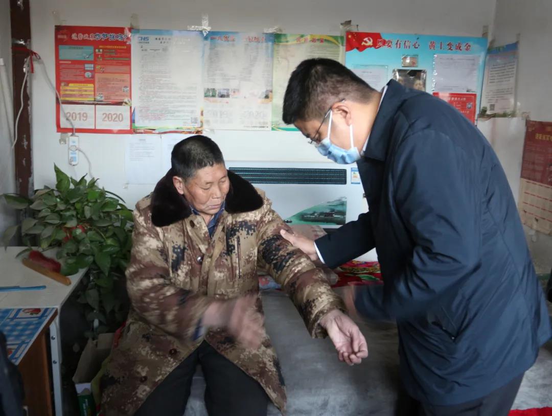 安国市市委书记张冠群走访慰问老党员和退伍军人