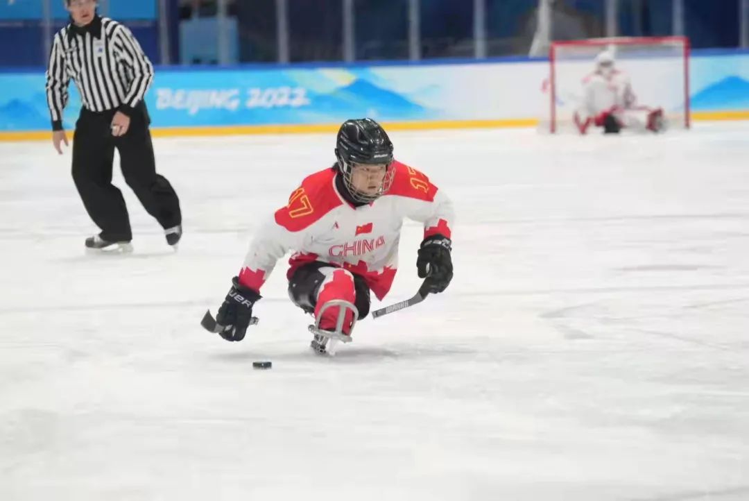 北京冬残奥会冰球比赛，邢台“小旋风”独中四球