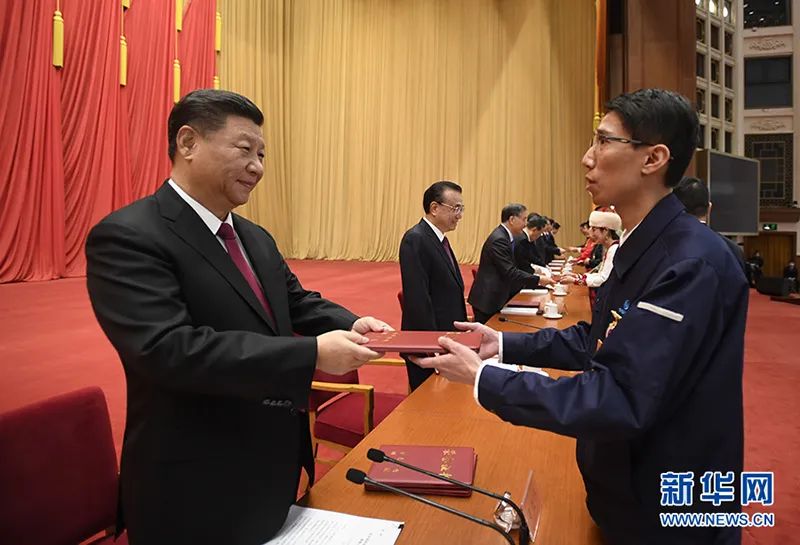 习近平：做起而行之的行动者　当攻坚克难的奋斗者