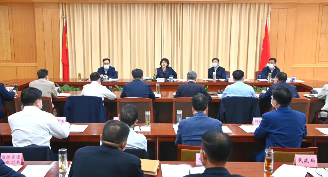 宋华英主持召开市全面推进依法行政工作领导小组会议