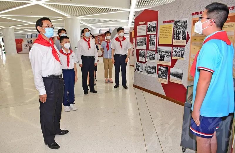 张维亮与少先队员代表共庆“六一”