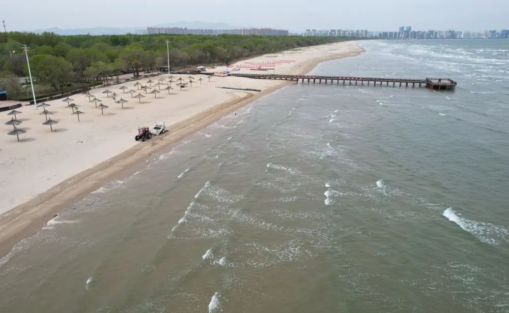 河北秦皇岛：整理浴场沙滩 迎接八方来客