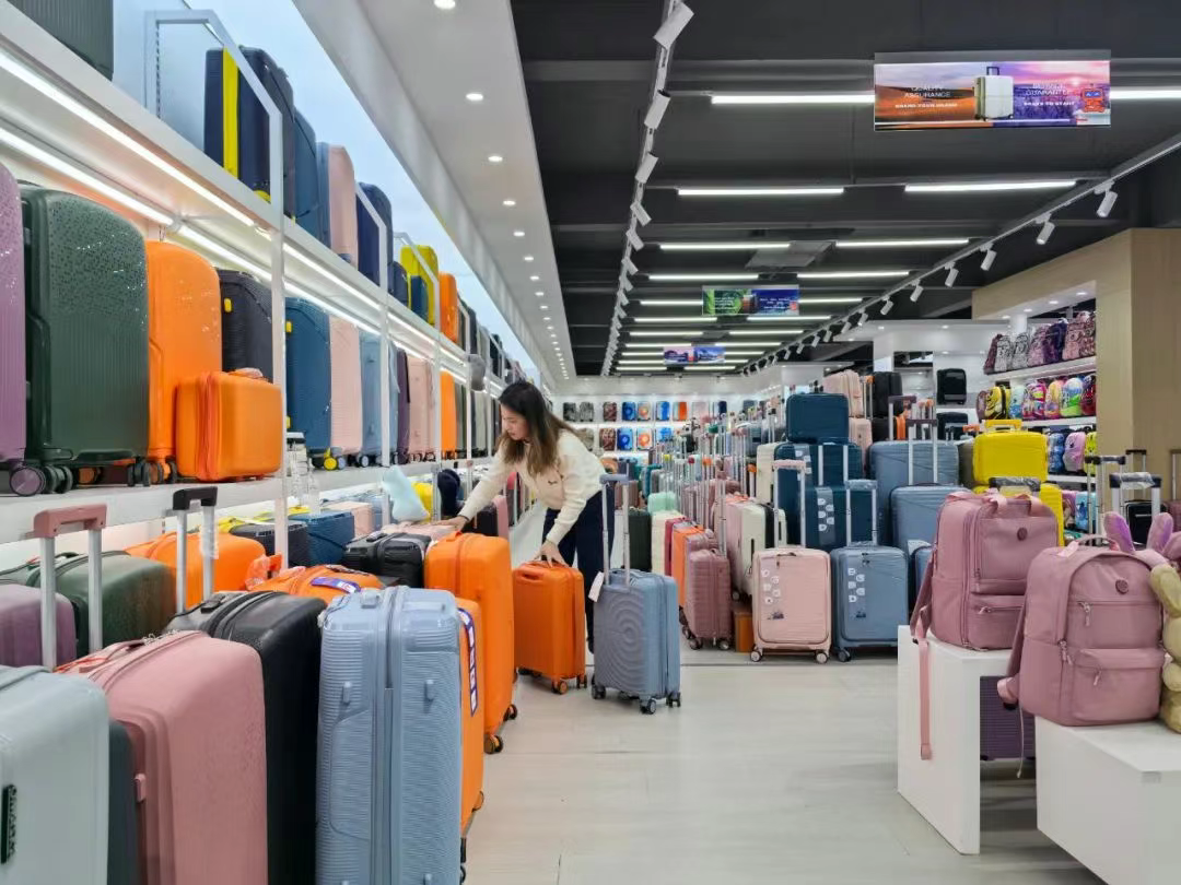 河北白沟：箱包之都“出海”忙