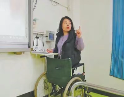 河北肃宁县教师王秀颖术后跪坐轮椅坚持讲课——幻灯机前，她留下最美身影