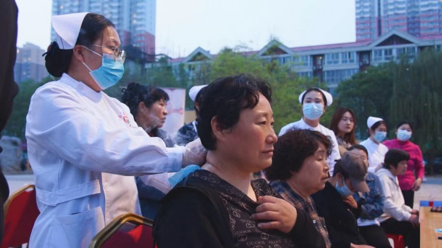 易县：“郎中”进广场 中医药夜生活“热辣滚烫”