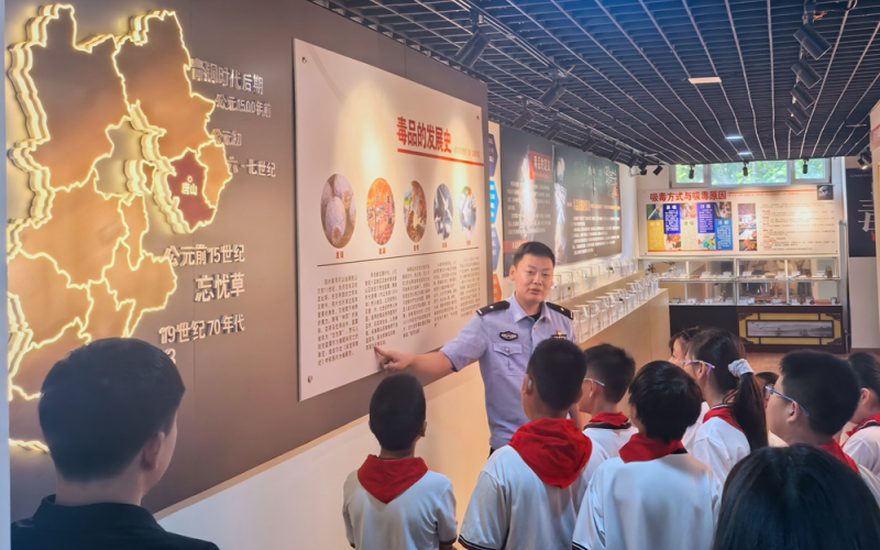 唐山市路北公安：携手校园相开展沉浸式禁毒学习之旅