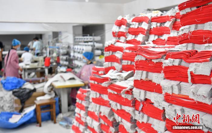 （走进中国乡村）中国“劳保小镇”：从家庭作坊迈向全球品牌