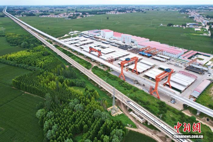雄忻高铁雄保段二标雄保特大桥箱梁架设顺利完成