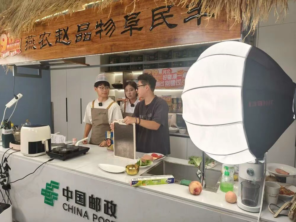 带货助农：从“绿邮包”到“绿幕布”